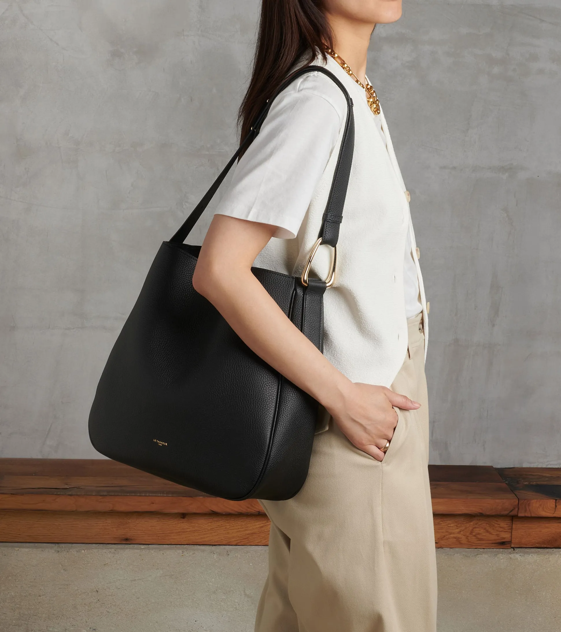 Grand sac hobo Madeleine en cuir grainé - Black