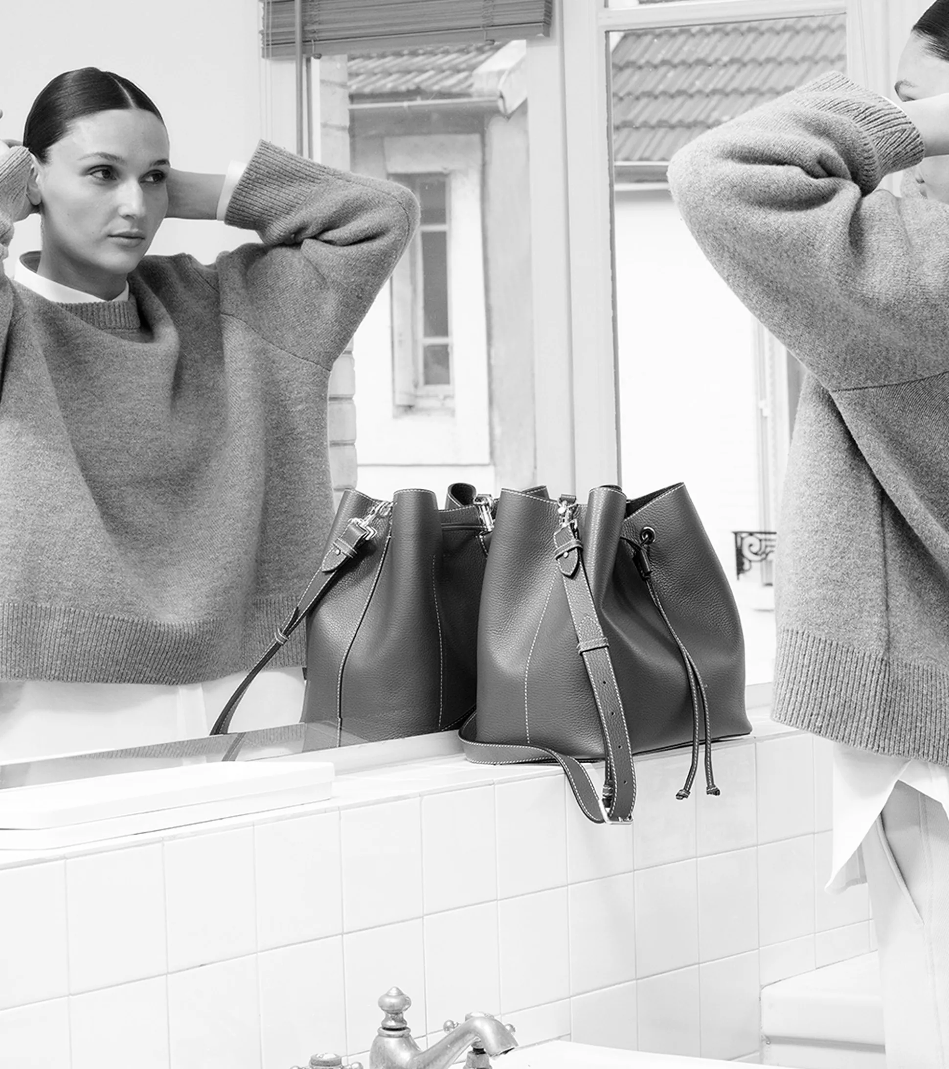 Grand sac seau Louise en cuir grainé - Black Le Bleu