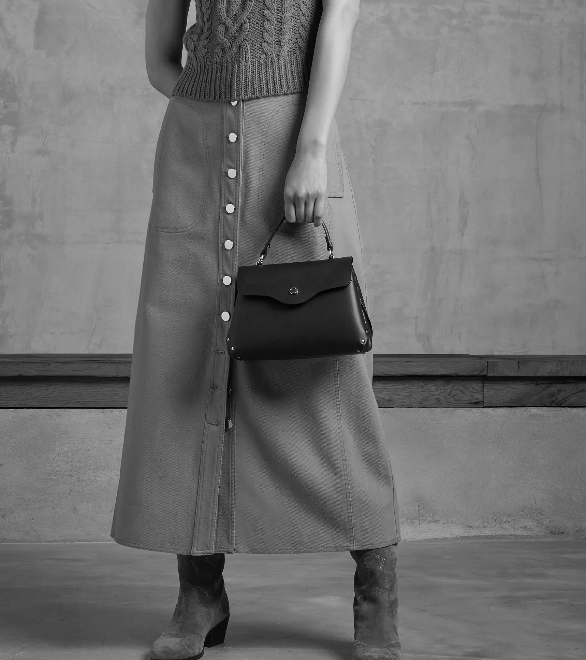 Petit sac à main Sans Couture en cuir lisse - Mahogany Brown