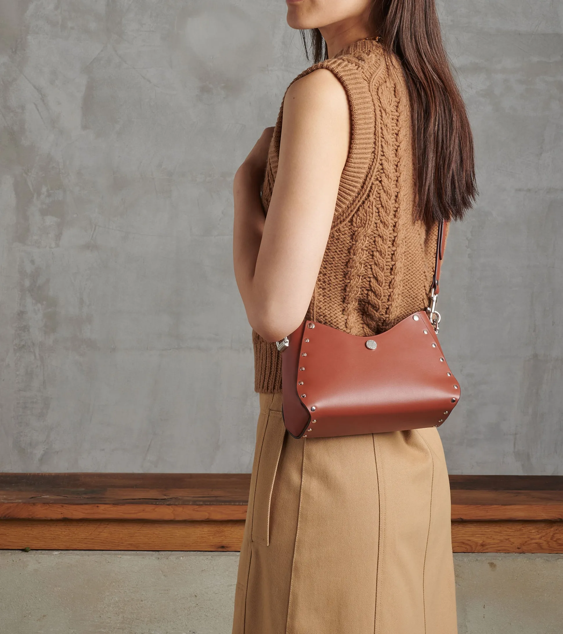 Petit sac bandoulière Sans Couture en cuir lisse - Mahogany Brown