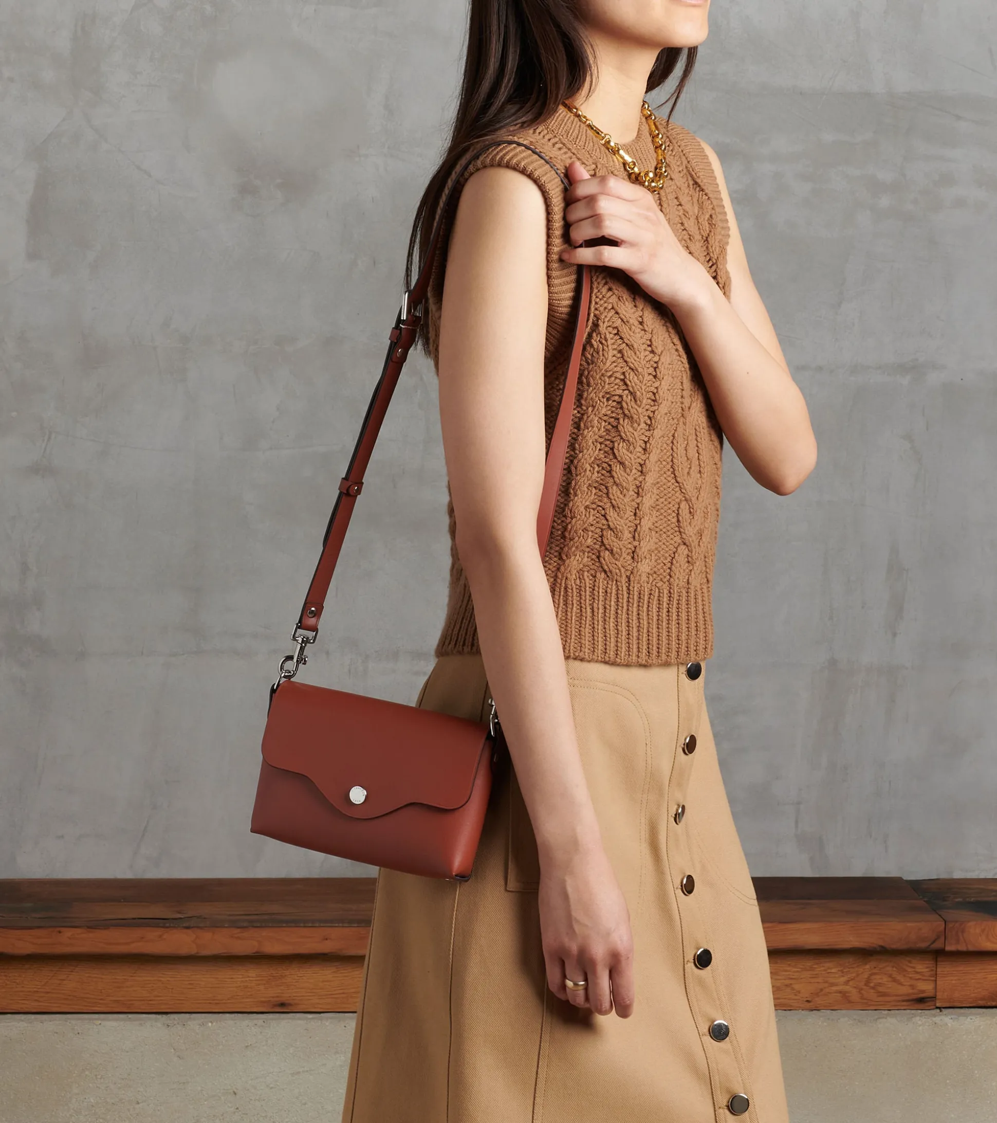 Pochette à rabat avec bandoulières amovibles Sans Couture en cuir lisse - Mahogany Brown