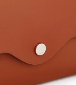 Pochette à rabat avec bandoulières amovibles Sans Couture en cuir lisse - Mahogany Brown