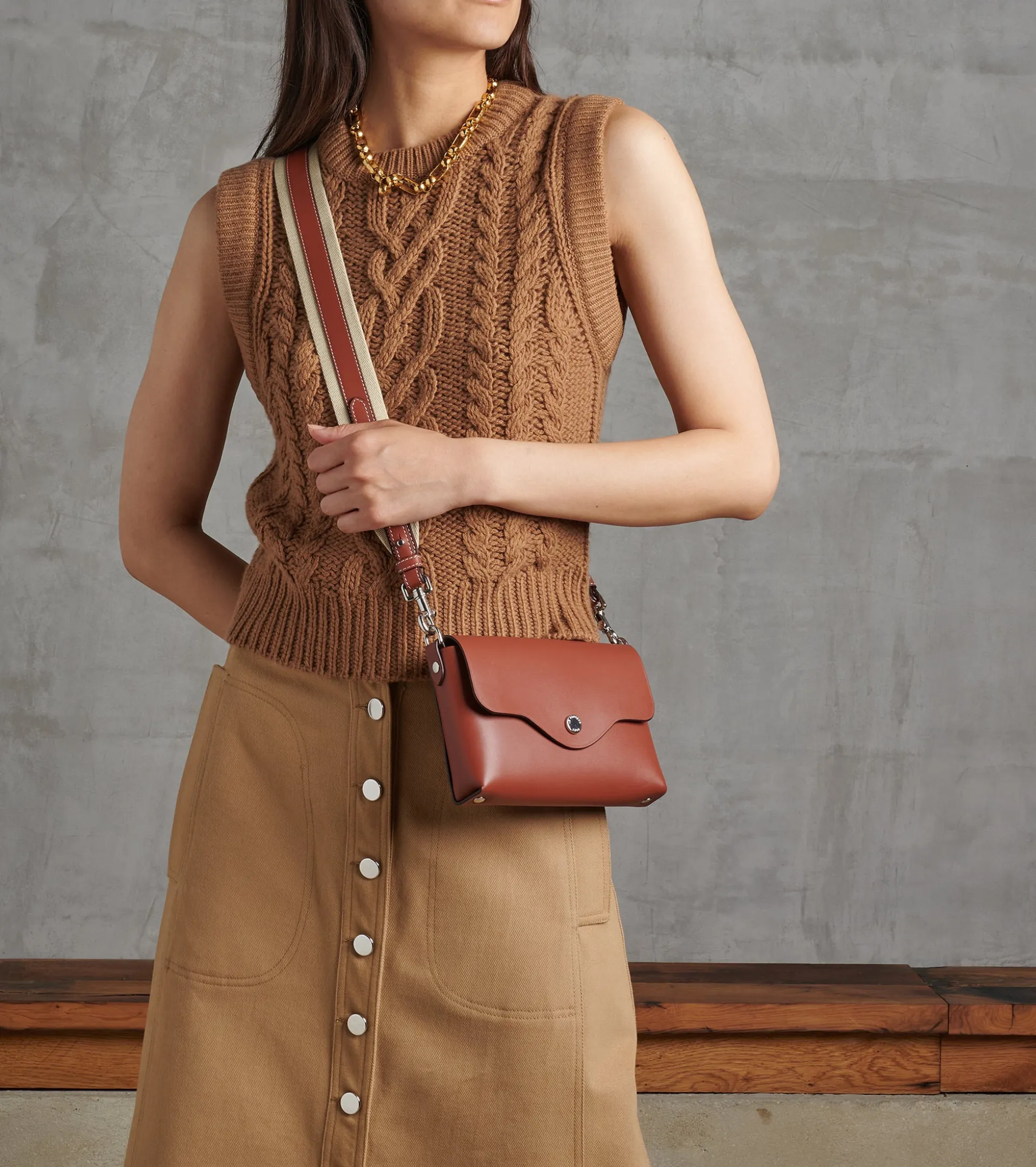 Pochette à rabat avec bandoulières amovibles Sans Couture en cuir lisse - Mahogany Brown