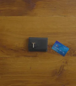 Porte cartes à rabat Emilie en cuir signature T - Black Le Bleu
