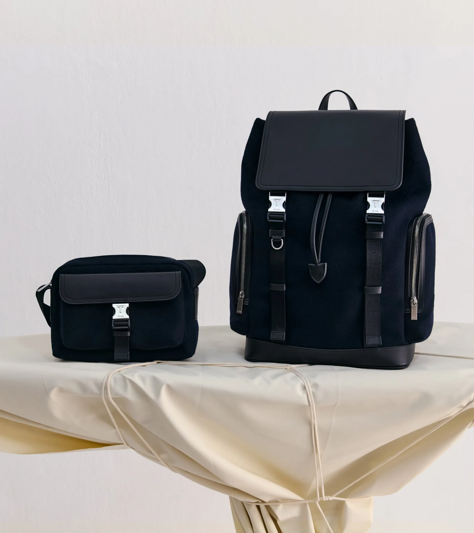 Sac à dos à rabat Maurice en feutre de laine et cuir lisse - CREPUSCULE-NOIR