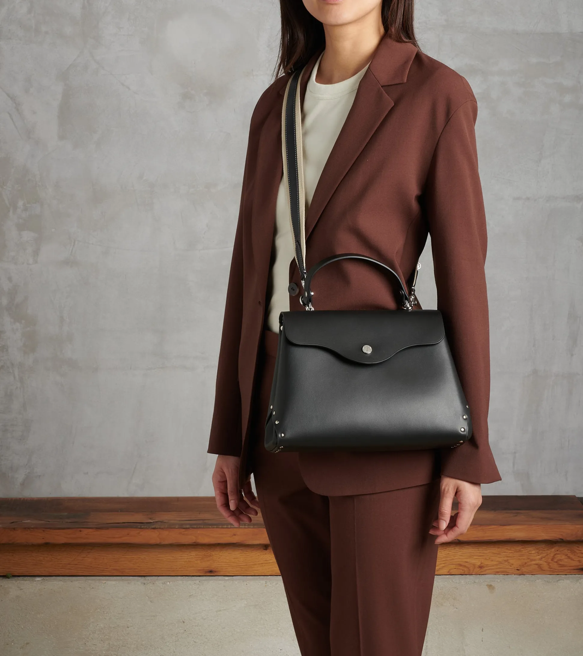 Sac à main moyen modèle Sans Couture en cuir lisse - Black