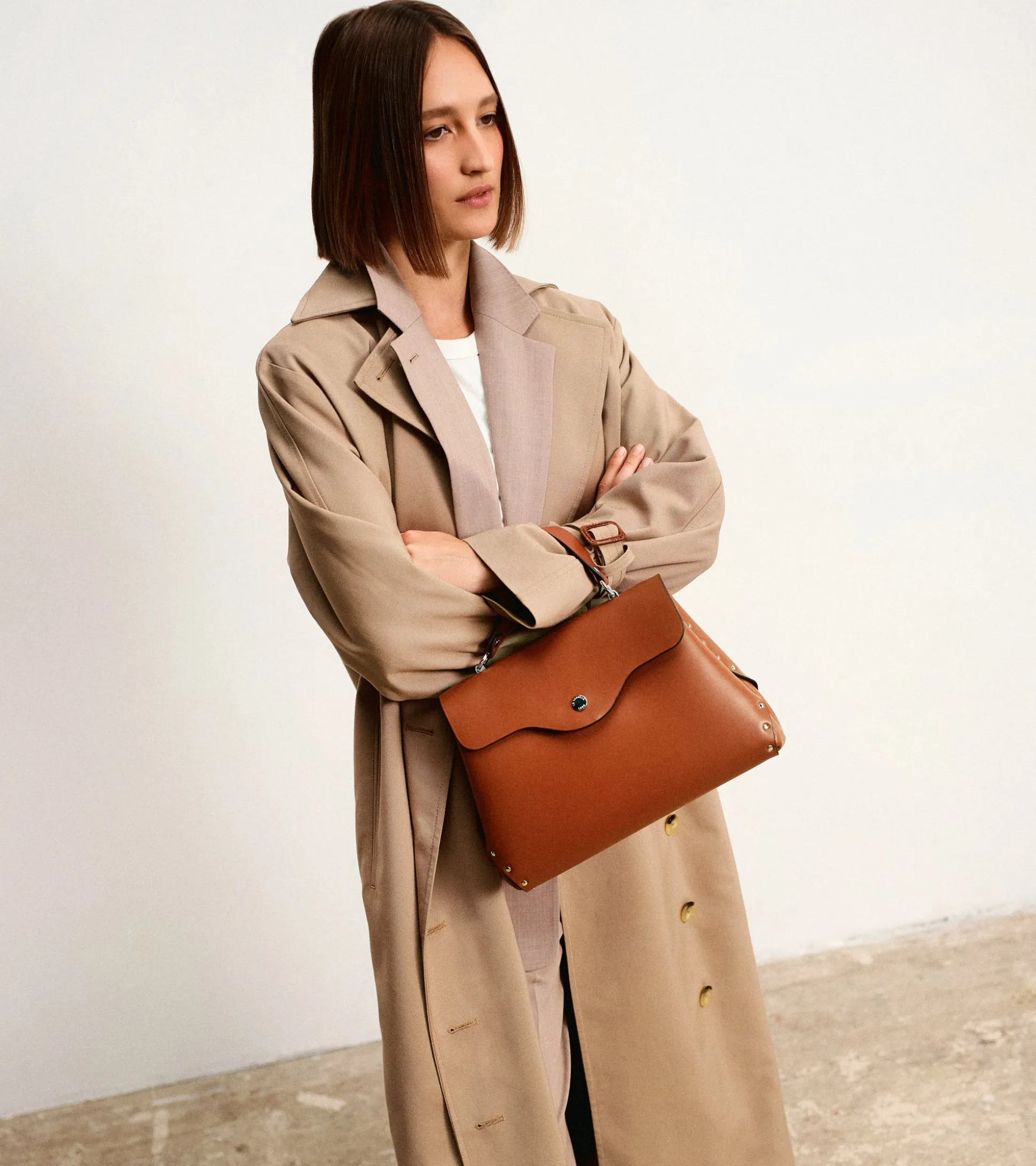 Sac à main moyen modèle Sans Couture en cuir lisse - Mahogany Brown