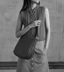 Sac bandoulière moyen modèle Madeleine en cuir grainé - Black