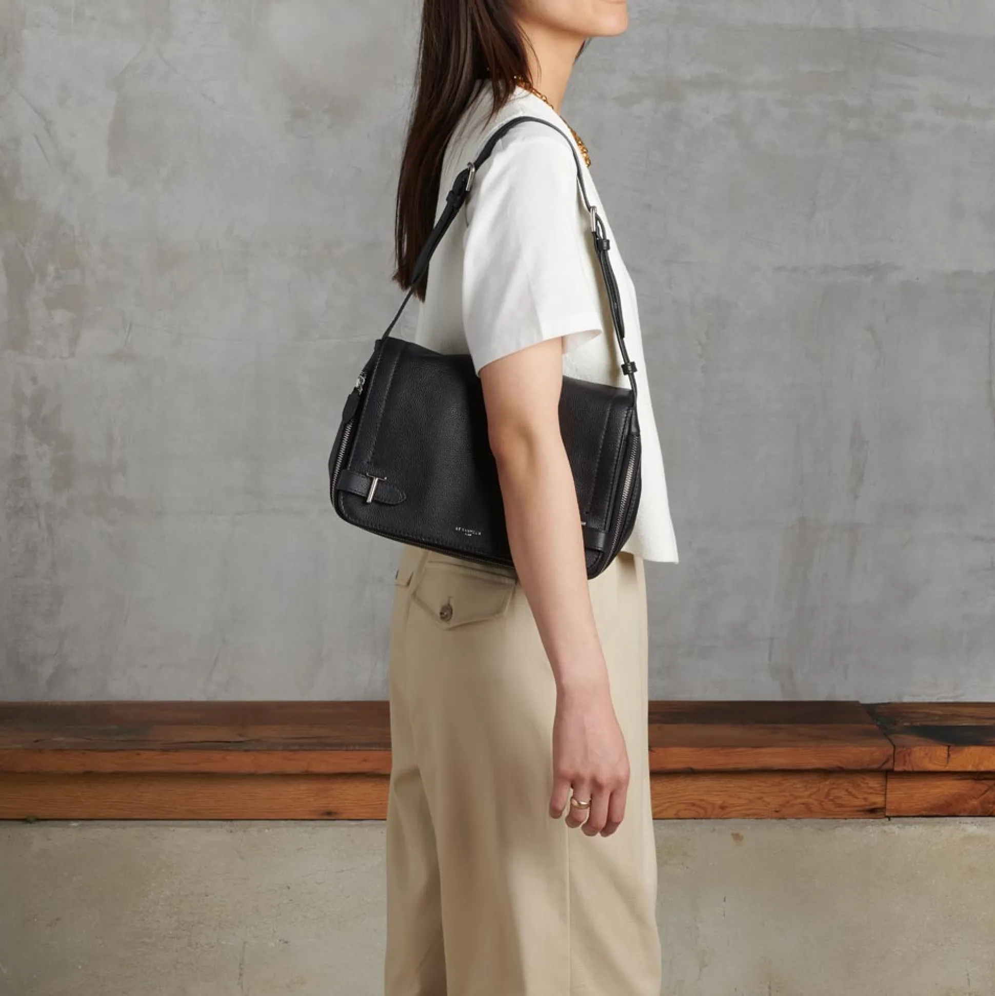 Sac bandoulière moyen modèle Simone en cuir grainé - Black