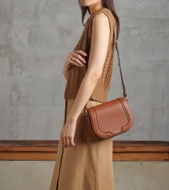 Sac bandoulière moyen modèle Ella en cuir grainé - Mahogany Brown