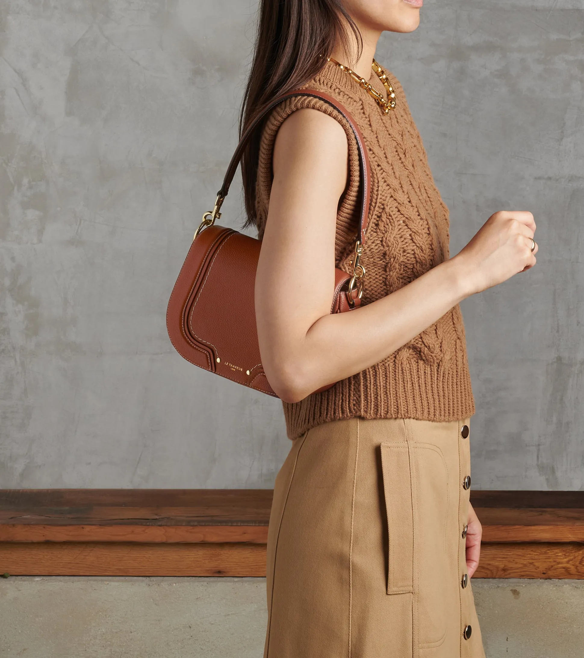 Sac bandoulière moyen modèle Ella en cuir grainé - Mahogany Brown