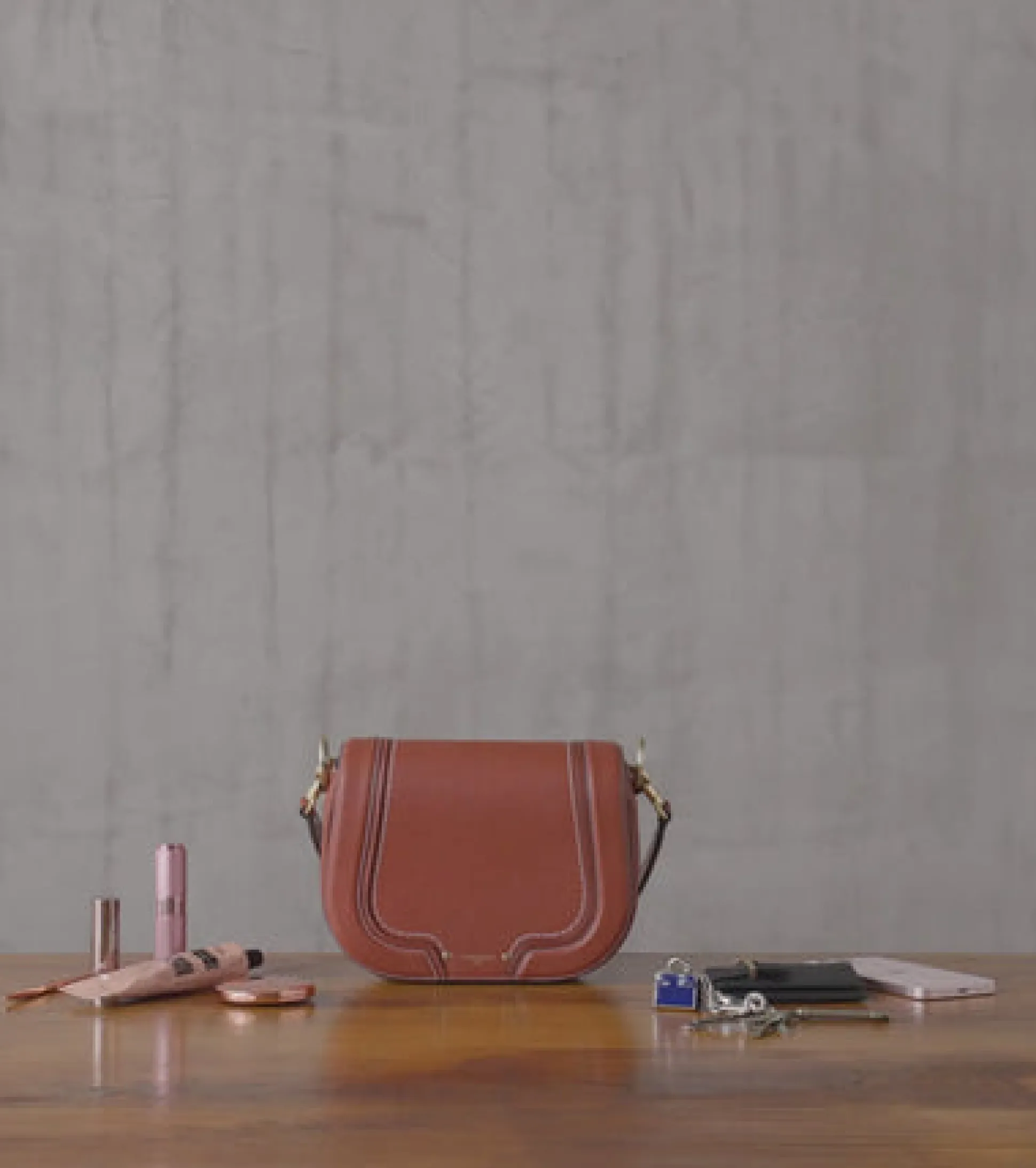 Sac bandoulière moyen modèle Ella en cuir grainé - Mahogany Brown