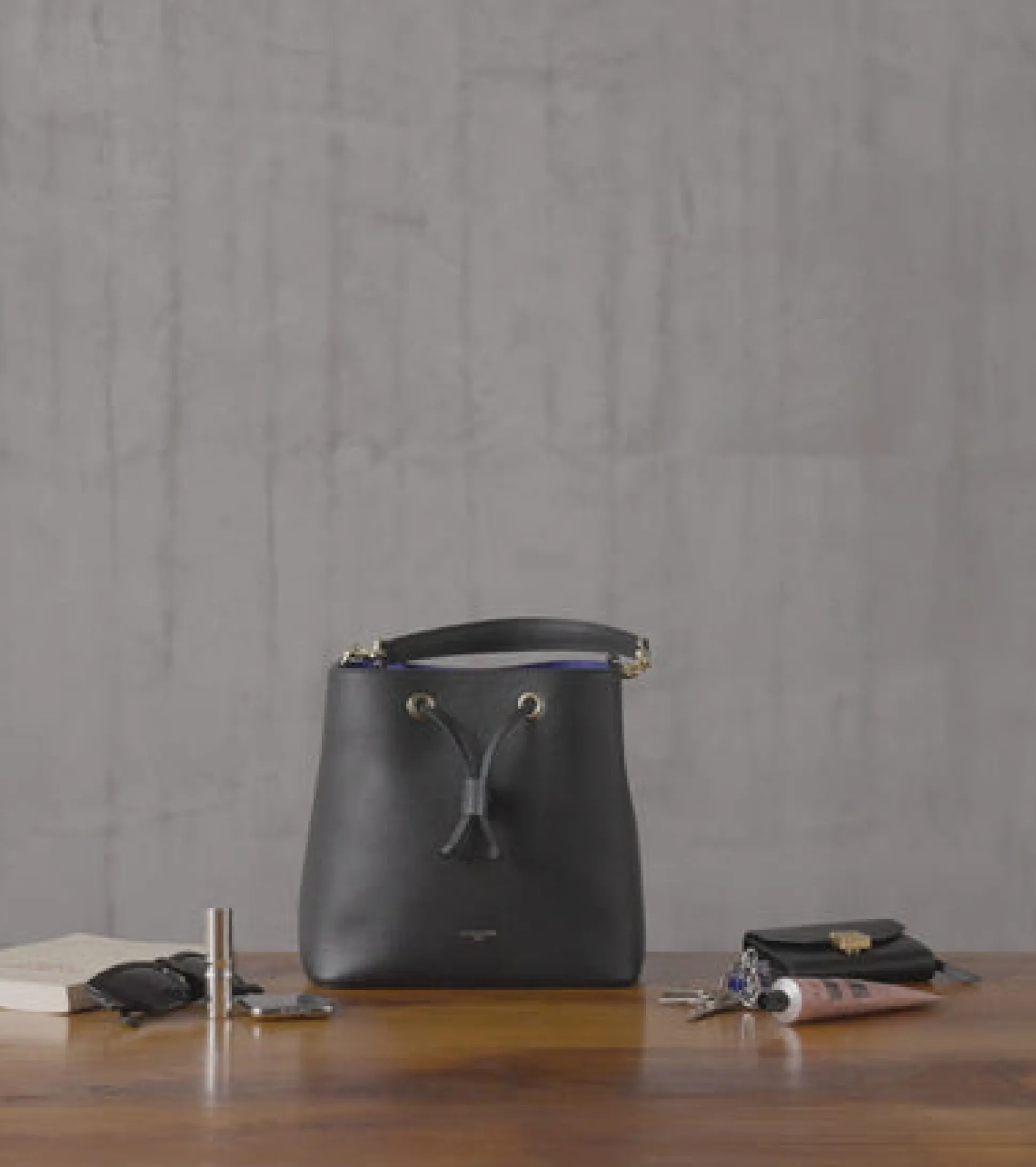 Sac seau Louise en cuir grainé - Mahogany Brown Twilight Blue