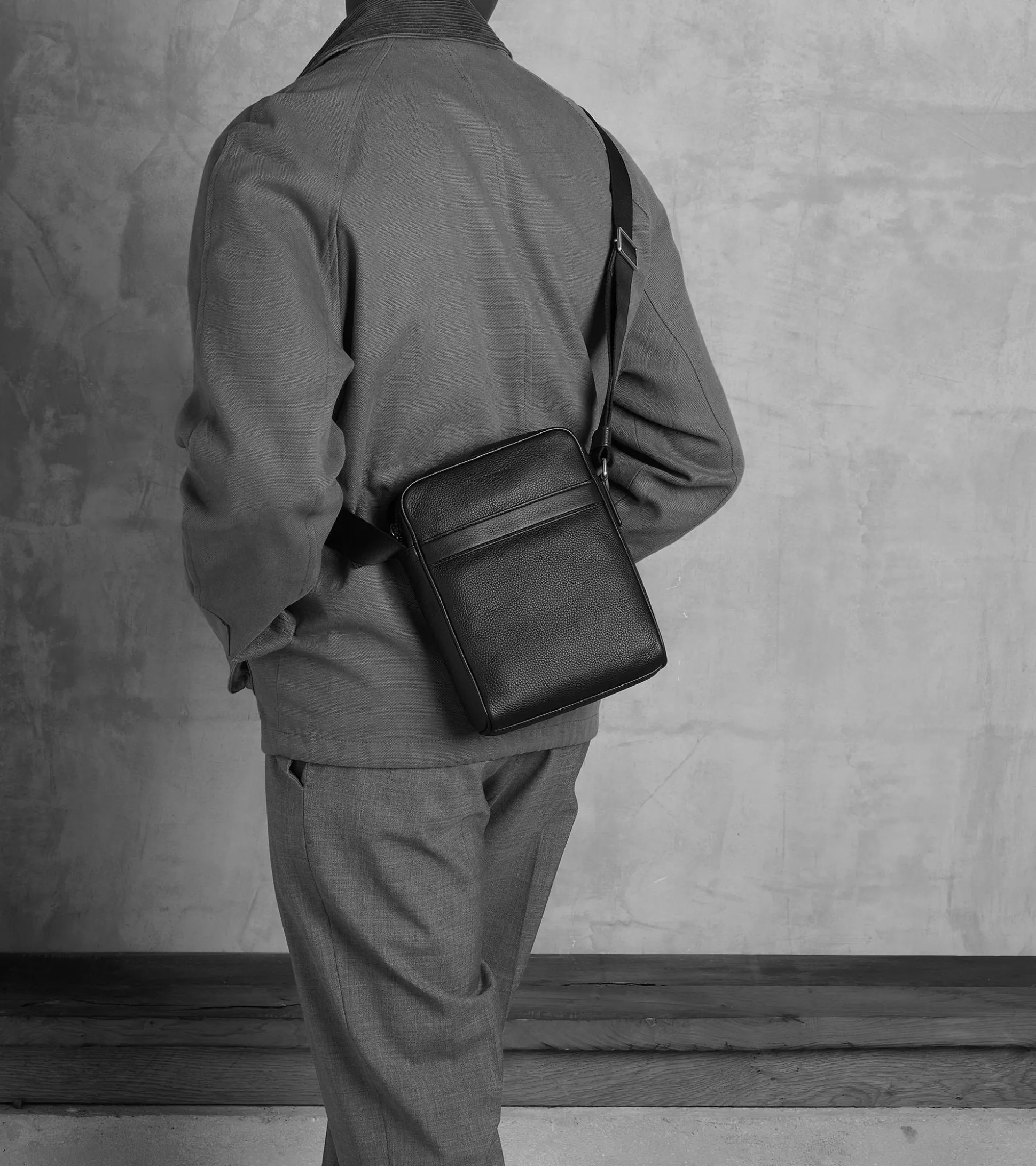Sacoche moyen modèle Charles en cuir grainé - Coffee Brown